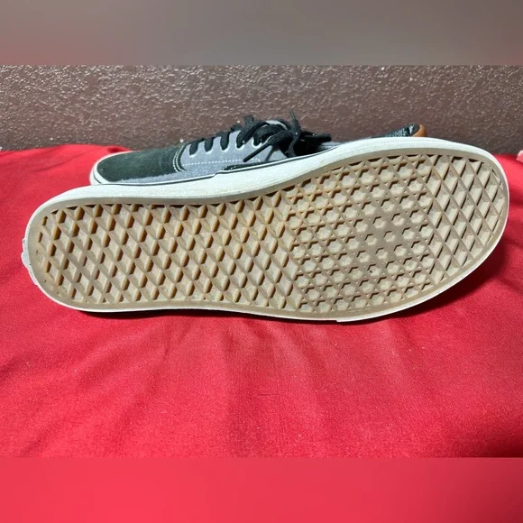 Vans Black and Gray Skate Sneakers with Waffle Sole - Picture 3 of 4